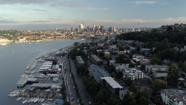 Sonnigen-Antenne-des-Lake-Union-und-Skyline-von-Seattle-mit-Hochhaus-Gebäuden