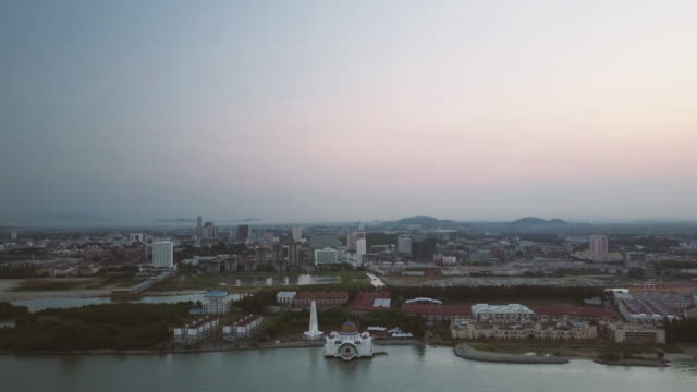 Aerial-Footage---Dawn-at-a-mosque,-The-Melaka-Straits-Mosque