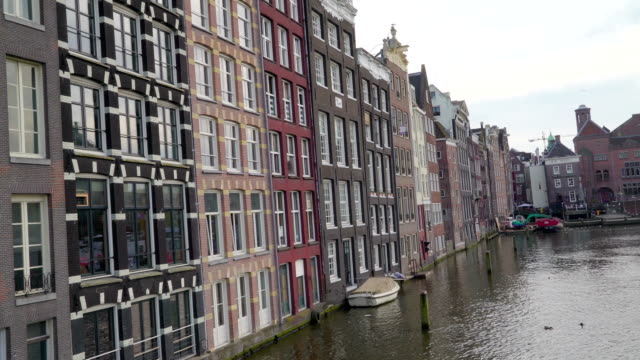La-vista-de-un-hotel-cerca-del-canal-de-Amsterdam