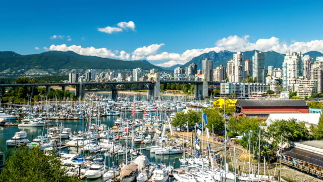 Lapso-de-tiempo-de-horizonte-de-Vancouver-del-puente-y-las-montañas-4k-1080p