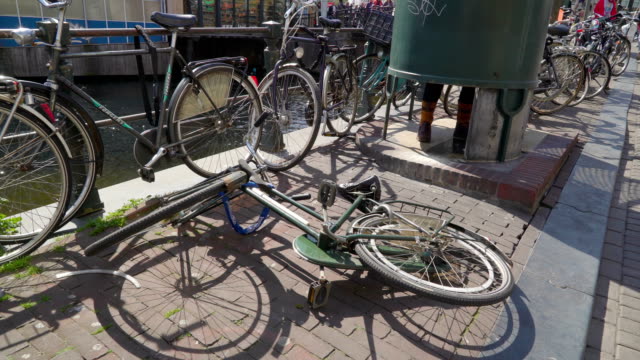 Una-de-las-muchas-bicicletas-aparcadas-en-las-barandillas-del-puente