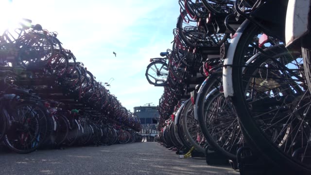 Fahrrad-Parkplatz-in-der-Stadt-Amsterdam,-eine-fahrradfreundliche-Stadt,-4K