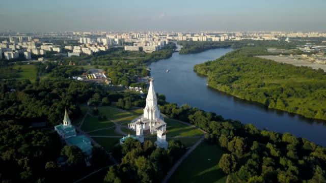 Volar-sobre-Kolómenskoye-parque-y-el-río-de-Moscú