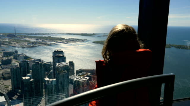 Kleines-Mädchen-Blick-auf-Toronto-Downtown-und-Ontario-See-aus-der-Vogelperspektive