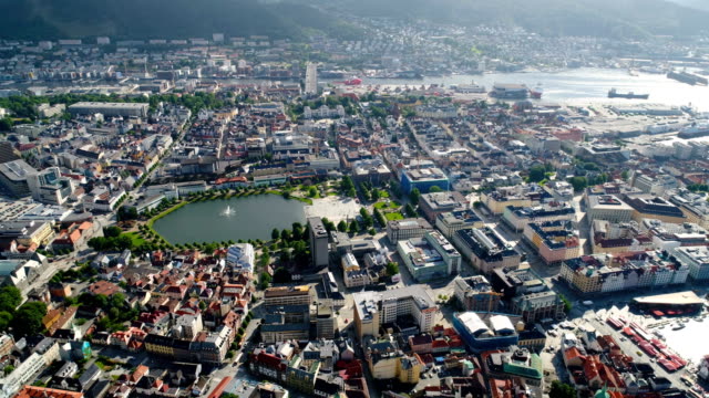 Bergen-ist-eine-Stadt-und-Gemeinde-in-Hordaland-an-der-Westküste-von-Norwegen.-Bergen-ist-die-zweitgrößte-Stadt-in-Norwegen.