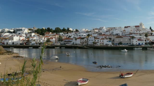 Panorama-Pfanne-von-einer-Klippe-in-Ferragudo,-Portugal