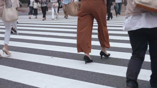 Menschen-zu-Fuß-auf-den-Zebrastreifen-(Slow-Motion-Video)-Ginza-&-Yurakucho-im-Sommer