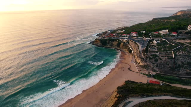 vista-aérea-del-océano-cerca-de-Azenhas-do-Mar,-ciudad-costera-de-Portugal.