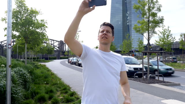 Ein-Mann-filmt-die-umliegenden-Straße-Szene-mit-einem-Smartphone