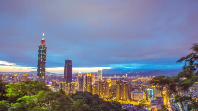 Zeitraffer---Skyline-von-Taipei,-Taiwan-Taipei-101-und-Wolkengebilde-in-der-Dämmerung---4K