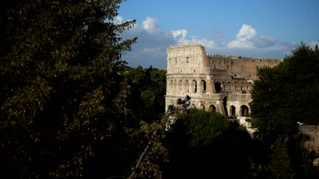 Panorama-Blick-auf-Kolosseum-innen:-Geschichte,-Denkmal,-Rom
