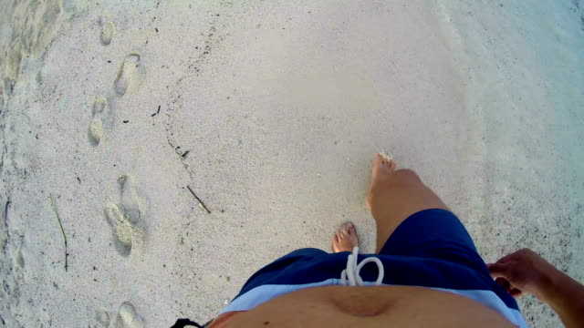 Mann-zu-Fuß-auf-Sand-mit-Spuren-im-Sand,-POV-von-oben-verloren
