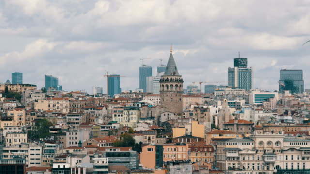 Torre-de-Gálata-y-apartamentos-del-distrito-de-Beyoglu,-Estambul,-Turquía