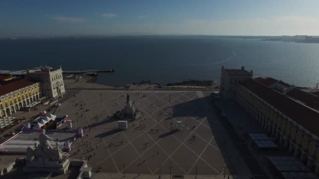 Flying-in-Praca-do-Comercio,-Lisboa,-Portugal