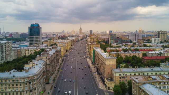 Rusia-cielo-lluvia-Moscú-ciudad-famoso-tráfico-kutuzovsky-avenue-aérea-panorama-4k