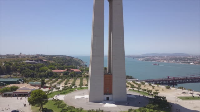ciudad-de-Lisboa-Portugal-día-soleado-Cristo-Rey-panorama-aéreo-famoso-monumento-4k