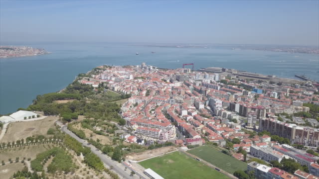 ciudad-de-Lisboa-Portugal-verano-día-Cristo-Rey-panorama-aéreo-famoso-monumento-4k