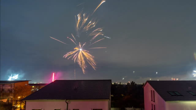 Time-lapse-of-new-year-fireworks-in-Hannover.-Germany.