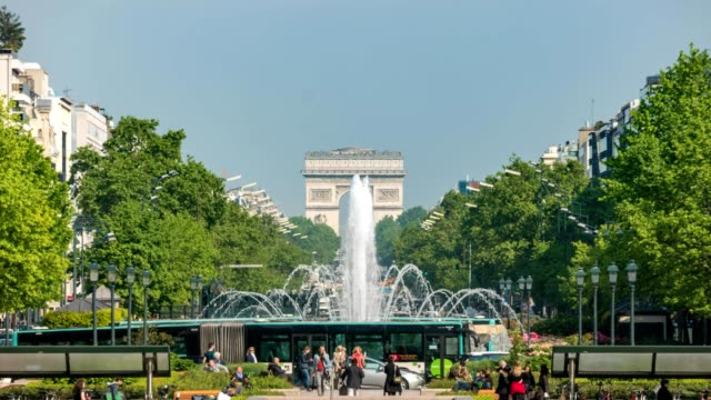 Paris-Stadt-Skyline-Zeitraffer-am-Arc-de-Triomphe-und-Champs-Elysees,-Paris,-Frankreich-4K-Zeitraffer