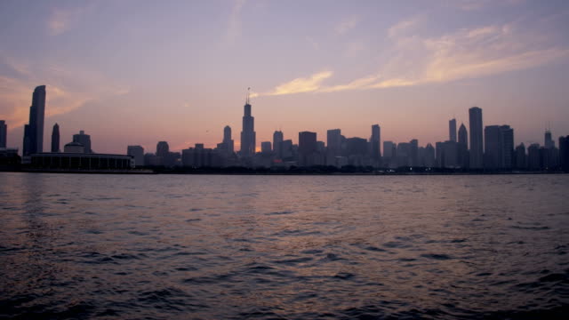 Vista-de-la-puesta-de-sol-sobre-el-lago-Michigan-Chicago-USA