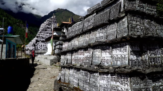 Traditionelle-Gebet-Stein-in-Nepal