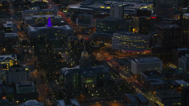 Luftaufnahme-des-Colorado-State-Capitol-Building-und-Denver-City-und-County-Building-bei-Nacht