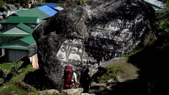 Los-turistas-están-cerca-de-piedra-de-la-oración-en-Nepal
