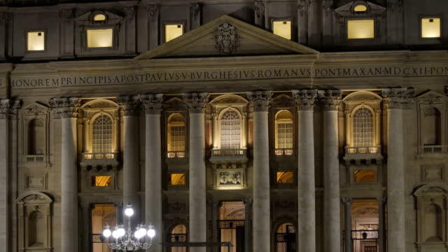 Las-Escrituras-griegas-en-la-pared-de-la-Basílica-de-San-Pedro-en-Roma-Vaticano-Italia