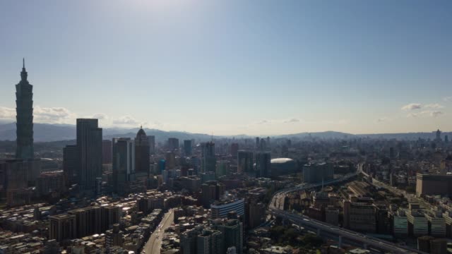 sonnigen-Tag-Taipei-Stadtbild-berühmten-Turm-Verkehr-Straßen-Luftbild-Panorama-4k-Zeitraffer-Taiwan