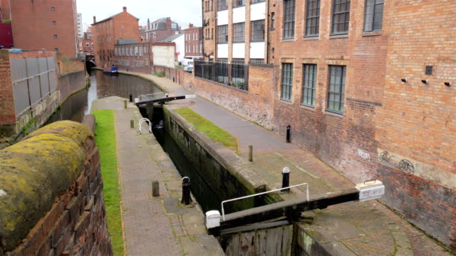 Kanal,-Schleuse-und-Lastkahn-auf-Teil-Birmingham-Kanal-Netzwerk.