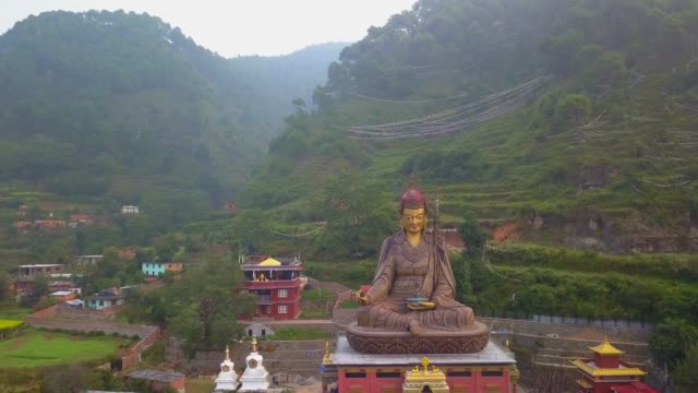 Vista-del-templo-estatua-de-Guru-Padmasambhava,-Valle-de-Katmandú,-Nepal---16-de-octubre-de-2017