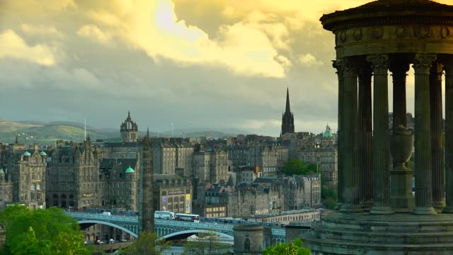 Vista-panorámica-de-la-ciudad-de-Edimburgo-al-atardecer,-Escocia,-Reino-Unido,
