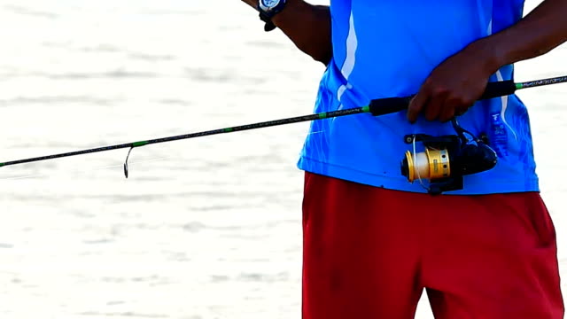 Täglichen-Leben-VideoClose-Sie-die-Hand-des-Fischfangs-nutzt-die-Angelhaken-im-tropischen-Meer.