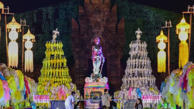4k,-Zeitraffer,-die-Phra-Nang-Chamthewi-Statue,-Lamphun,-Thailand-–-10.-Mai-2017:-bunte-Tausende-Lanna-Laternen-nachts-Lamphun-Laternenfest.