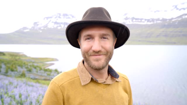 4K-video-retrato-de-hombre-joven-en-Islandia