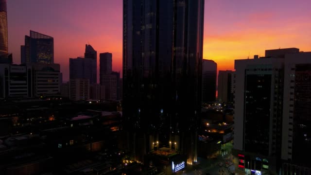 Hermosa-puesta-de-sol-mágica-en-la-ciudad-de-Abu-Dhabi,-Emiratos-Árabes-Unidos