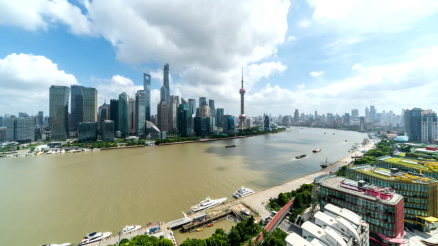 4K-Zeitraffer-der-Skyline-von-Shanghai-und-Stadtbild-mit-bewölktem-Himmel
