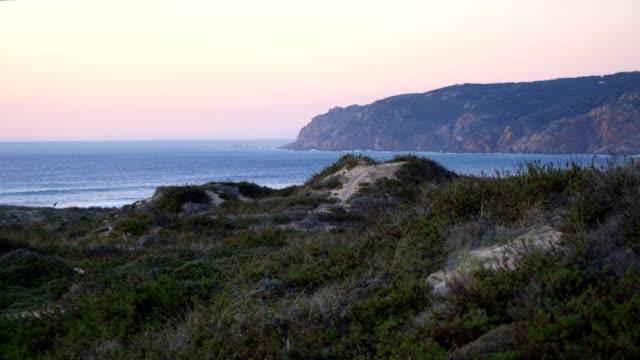 Praia-Guincho-Strand-Dünen-und-der-Küste-bei-Sonnenuntergang