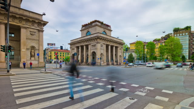 Italien-Mailand-Stadt-sonnigen-Tag-Verkehr-Straße-Kreuzung-Panorama-4k-Zeitraffer