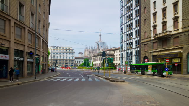 Italien-Sonnentag-Mailand-City-Center-Verkehr-Straße-Panorama-4k-Zeitraffer