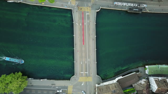 Suiza-zurich-ciudad-famoso-río-central-puente-aéreo-hacia-abajo-vista-4k