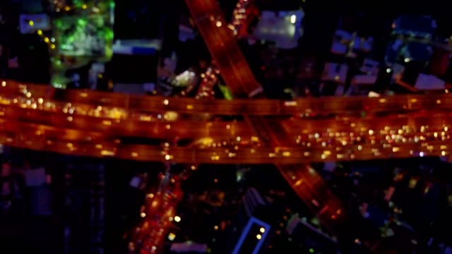 aeiral-borrosa-escena-de-tráfico-en-la-ciudad-de-noche