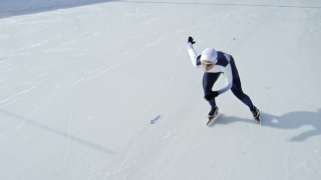 Determinado-deportista-practicando-en-la-pista-de-hielo