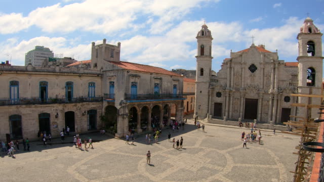 Cuba,-Ciudad-de-la-Habana-province,-La-Havana,-La-Habana-Vieja-district-listed-as-World-Heritage,-Cathedral-square-and-Catedral-de-la-Virgen-Maria-de-la-Concepcion-Immaculada