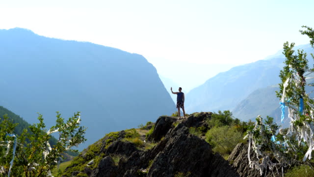 Der-Tourist-fotografiert-sich-selbst-auf-einem-Mobiltelefon-in-den-Bergen.