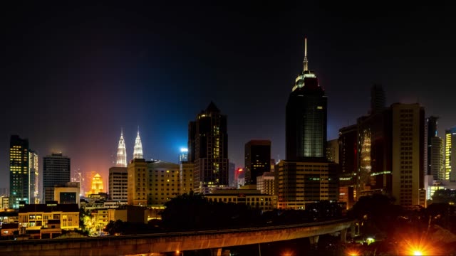4-k-Zeitraffer-mit-Stadtbild-von-Kuala-Lumpur-Stadtverkehr-mit-zwei-Zwillingstürmen-auf-einem-Hintergrund.