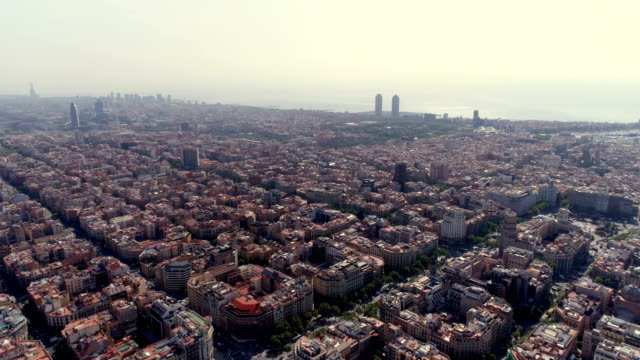Vista-aérea-del-skyline-de-Barcelona-con-la-luz-de-la-mañana,-España.-Área-urbana-de