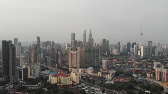 Aerial-Backsweep-der-gesamten-Innenstadt-von-Kuala-lumpur