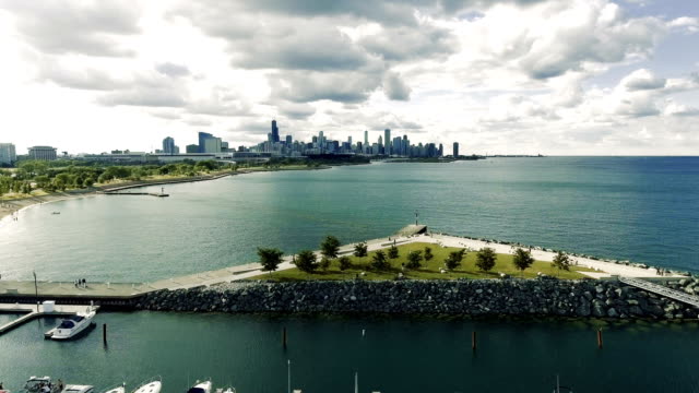 Dramatische-Skyline-von-Chicago-und-Lake-Michigan-Überführung