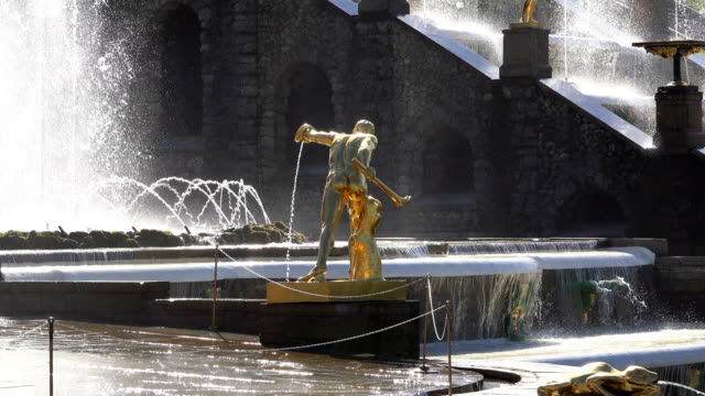 golden-statue-in-the-center-of-a-large-fountain